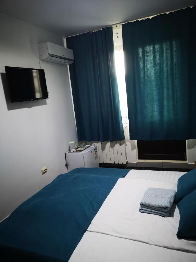Pensiunea Mikelis International Hotel Curtea De Arges Exterior photo
